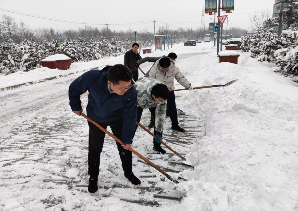 星空入口-星空入口(中国)
组织全体员工扫雪除冰(图2)
